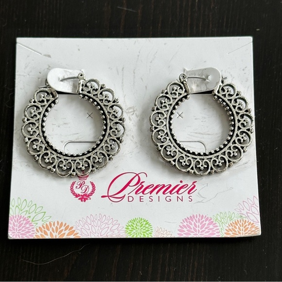 Premier Designs NEW earrings, silver tone, flat, scalloped, hoops, 1.25" diam. - Picture 1 of 5